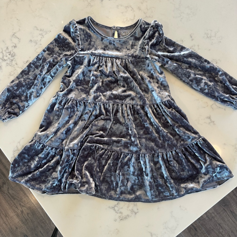 Girls cat & Jack size 5 dress